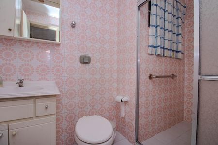 Banheiro social de apartamento à venda com 2 quartos, 63m² em Vila Ipiranga, Porto Alegre