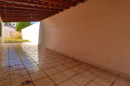 Garagem de casa para alugar com 3 quartos, 120m² em Santa Mônica, Uberlândia