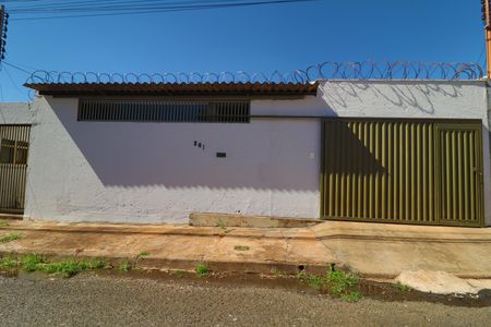 Fachada de casa para alugar com 3 quartos, 120m² em Santa Mônica, Uberlândia