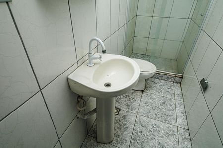 Casa para alugar com 2m², 2 quartos e 1 vaga Casa para alugar com 2m², 2 quartos e 1 vagaBanheiro