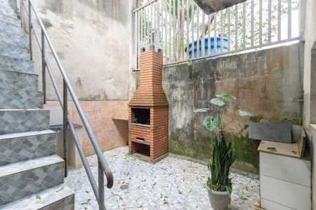 Quintal dos Fundos de casa para alugar com 3 quartos, 255m² em Jardim Vivan, São Paulo