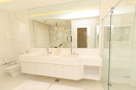 Casa de condomínio para alugar com 580m², 5 quartos e 4 vagas Casa de condomínio para alugar com 580m², 5 quartos e 4 vagasBanheiro da Suíte 3