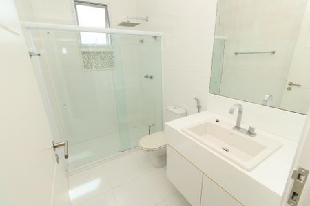 Casa de condomínio para alugar com 580m², 5 quartos e 4 vagas Casa de condomínio para alugar com 580m², 5 quartos e 4 vagasBanheiro da Suíte 1