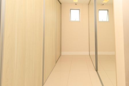 Casa de condomínio para alugar com 580m², 5 quartos e 4 vagas Casa de condomínio para alugar com 580m², 5 quartos e 4 vagasCloset da suíte 3