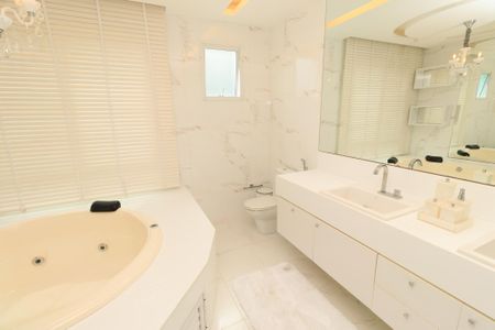 Casa de condomínio para alugar com 580m², 5 quartos e 4 vagas Casa de condomínio para alugar com 580m², 5 quartos e 4 vagasBanheiro da Suíte 3