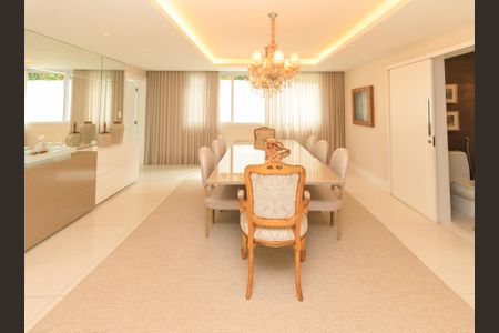 Casa de condomínio para alugar com 580m², 5 quartos e 4 vagas Casa de condomínio para alugar com 580m², 5 quartos e 4 vagasSala de Jantar