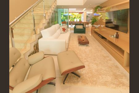 Casa de condomínio para alugar com 580m², 5 quartos e 4 vagas Casa de condomínio para alugar com 580m², 5 quartos e 4 vagasSala de TV