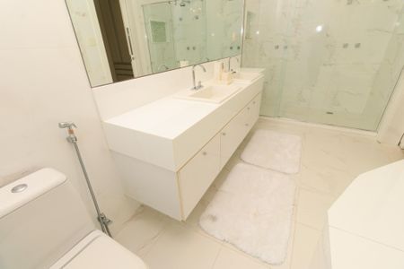 Casa de condomínio para alugar com 580m², 5 quartos e 4 vagas Casa de condomínio para alugar com 580m², 5 quartos e 4 vagasBanheiro da Suíte 3
