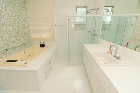 Casa de condomínio para alugar com 580m², 5 quartos e 4 vagas Casa de condomínio para alugar com 580m², 5 quartos e 4 vagasBanheiro da Suíte 2