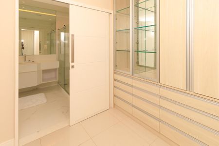 Casa de condomínio para alugar com 580m², 5 quartos e 4 vagas Casa de condomínio para alugar com 580m², 5 quartos e 4 vagasCloset da suíte 3