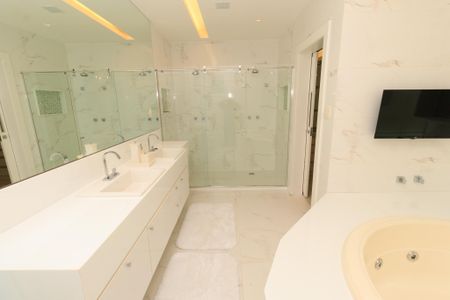 Casa de condomínio para alugar com 580m², 5 quartos e 4 vagas Casa de condomínio para alugar com 580m², 5 quartos e 4 vagasBanheiro da Suíte 3