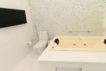 Casa de condomínio para alugar com 580m², 5 quartos e 4 vagas Casa de condomínio para alugar com 580m², 5 quartos e 4 vagasBanheiro da Suíte 2