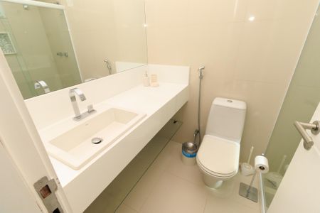 Casa de condomínio para alugar com 580m², 5 quartos e 4 vagas Casa de condomínio para alugar com 580m², 5 quartos e 4 vagasBanheiro da Suíte 4