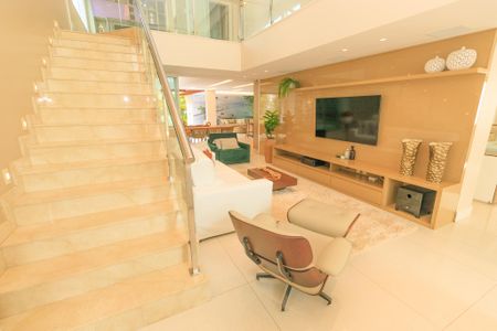 Casa de condomínio para alugar com 580m², 5 quartos e 4 vagas Casa de condomínio para alugar com 580m², 5 quartos e 4 vagasSala de TV