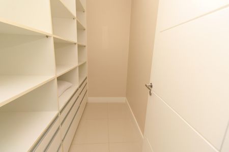 Casa de condomínio para alugar com 580m², 5 quartos e 4 vagas Casa de condomínio para alugar com 580m², 5 quartos e 4 vagasCloset