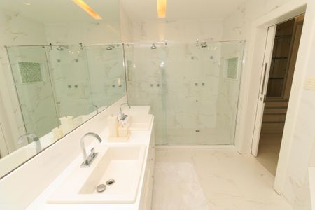 Casa de condomínio para alugar com 580m², 5 quartos e 4 vagas Casa de condomínio para alugar com 580m², 5 quartos e 4 vagasBanheiro da Suíte 3