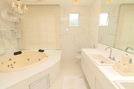 Casa de condomínio para alugar com 580m², 5 quartos e 4 vagas Casa de condomínio para alugar com 580m², 5 quartos e 4 vagasBanheiro da Suíte 3