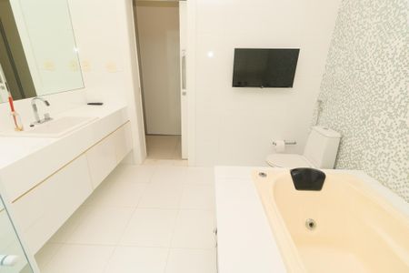 Banheiro da Suíte 2 de casa de condomínio para alugar com 5 quartos, 580m² em Alphaville Ii, Salvador