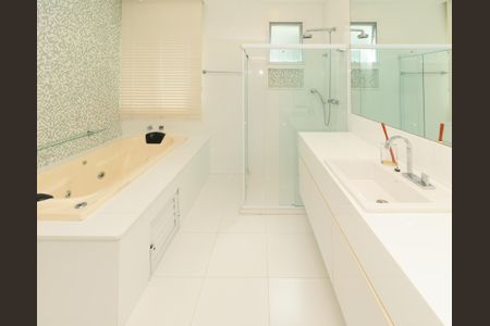 Casa de condomínio para alugar com 580m², 5 quartos e 4 vagas Casa de condomínio para alugar com 580m², 5 quartos e 4 vagasBanheiro da Suíte 2