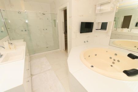 Casa de condomínio para alugar com 580m², 5 quartos e 4 vagas Casa de condomínio para alugar com 580m², 5 quartos e 4 vagasBanheiro da Suíte 3