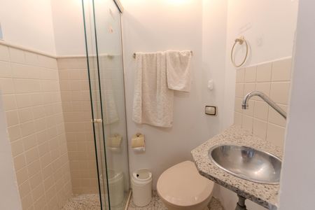 Banheiro de serviço de apartamento para alugar com 2 quartos, 105m² em Jardim Paulista, São Paulo