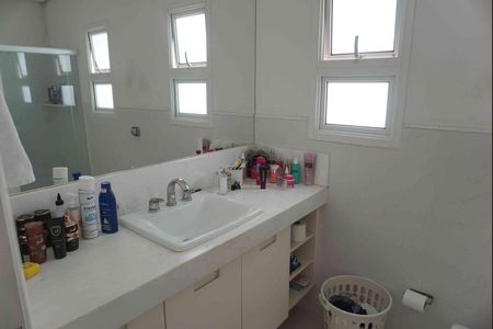 Casa de condomínio à venda com 350m², 3 quartos e 6 vagasBanheiro da Suíte 2