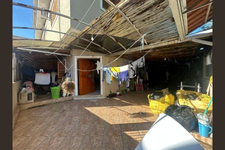 Casa à venda com 430m², 4 quartos e 2 vagas Casa à venda com 430m², 4 quartos e 2 vagasÁrea externa
