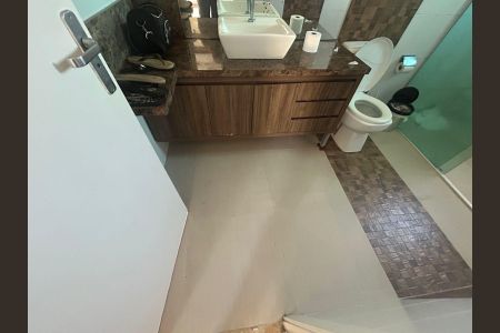 Casa à venda com 430m², 4 quartos e 2 vagas Casa à venda com 430m², 4 quartos e 2 vagasBanheiro da Suíte