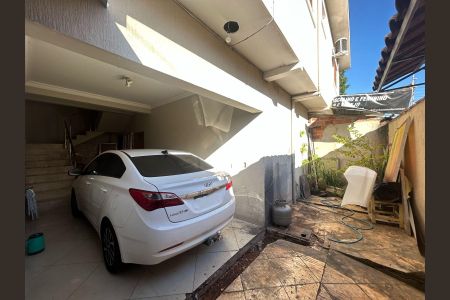 Casa à venda com 430m², 4 quartos e 2 vagas Casa à venda com 430m², 4 quartos e 2 vagasÁrea externa
