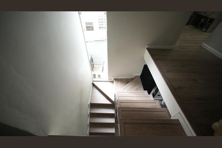 Casa à venda com 110m², 3 quartos e 2 vagasEscada