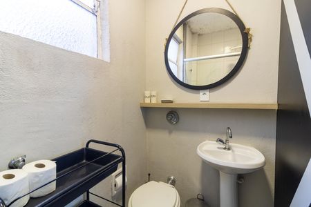 Banheiro social de kitnet/studio à venda com 1 quarto, 25m² em Centro Histórico, Porto Alegre