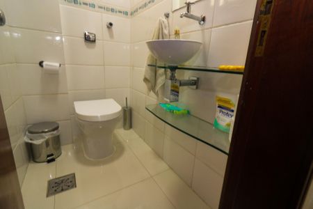 Banheiro de serviço de apartamento à venda com 2 quartos, 90m² em Santana, Porto Alegre