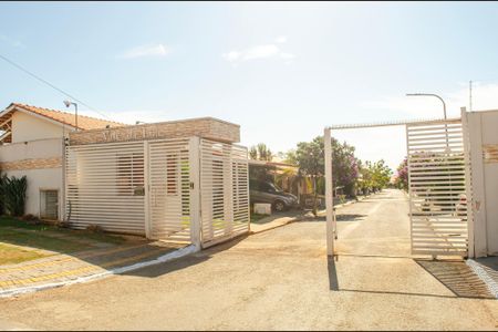 Fachada de casa de condomínio à venda com 2 quartos, 76m² em Residencial Brisas do Cerrado, Goiânia
