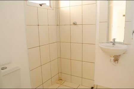 Banheiro de casa de condomínio à venda com 2 quartos, 76m² em Residencial Brisas do Cerrado, Goiânia