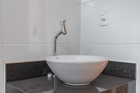 Banheiro de apartamento para alugar com 2 quartos, 50m² em Mário Quintana, Porto Alegre