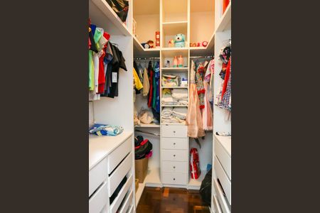 Casa para alugar com 600m², 4 quartos e 4 vagas Casa para alugar com 600m², 4 quartos e 4 vagasCloset Quarto 1 - 2º Pavimento
