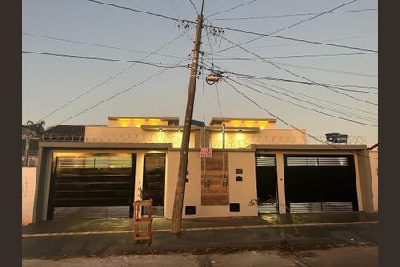 Fachada de casa à venda com 3 quartos, 210m² em Jardim Atlântico, Goiânia