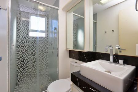 Banheiro de apartamento para alugar com 3 quartos, 51m² em Mário Quintana, Porto Alegre