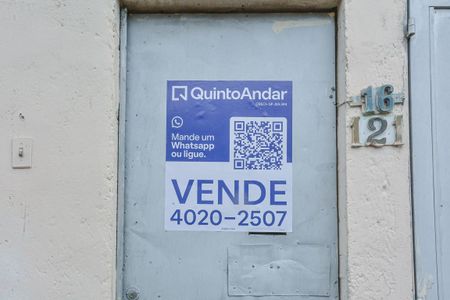 Casa à venda com 340m², 5 quartos e 2 vagas Casa à venda com 340m², 5 quartos e 2 vagasFachada
