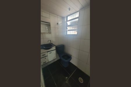 Banheiro de serviço de casa para alugar com 3 quartos, 80m² em Parque dos Bancarios, São Paulo
