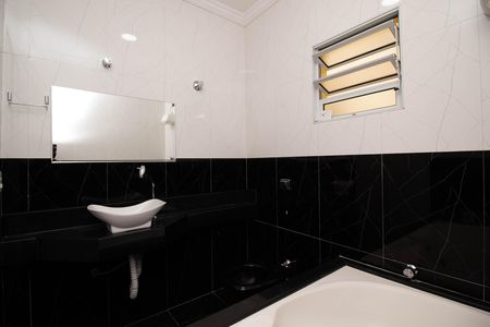 Casa para alugar com 400m², 4 quartos e 6 vagas Casa para alugar com 400m², 4 quartos e 6 vagasBanheiro da Suíte