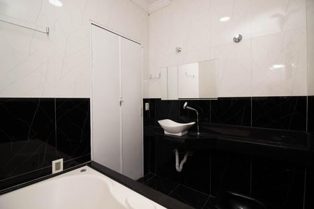 Casa para alugar com 400m², 4 quartos e 6 vagas Casa para alugar com 400m², 4 quartos e 6 vagasBanheiro da Suíte