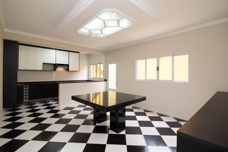 Casa para alugar com 400m², 4 quartos e 6 vagas Casa para alugar com 400m², 4 quartos e 6 vagasCozinha - Armários