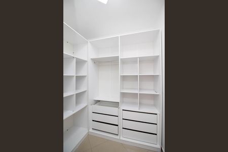 Casa para alugar com 400m², 4 quartos e 6 vagas Casa para alugar com 400m², 4 quartos e 6 vagasCloset da suíte
