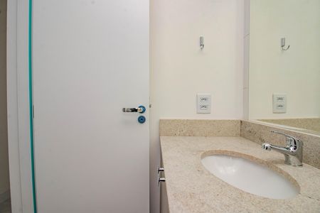Banheiro Social de apartamento para alugar com 2 quartos, 50m² em Jardim Sabará, Porto Alegre