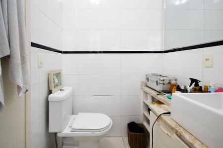 Casa de condomínio para alugar com 180m², 4 quartos e sem vaga Casa de condomínio para alugar com 180m², 4 quartos e sem vagaBanheiro Suíte 1