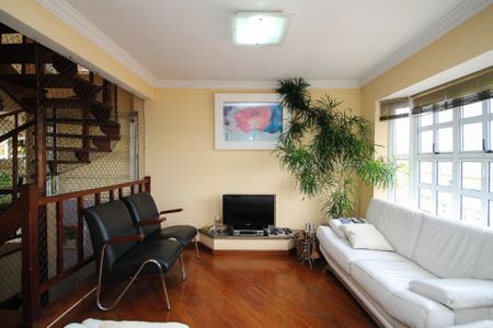 Casa de condomínio para alugar com 180m², 4 quartos e sem vaga Casa de condomínio para alugar com 180m², 4 quartos e sem vagaSala de Estar