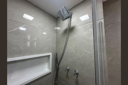Banheiro da Suíte de apartamento para alugar com 3 quartos, 74m² em Jardim Tupanci, Barueri