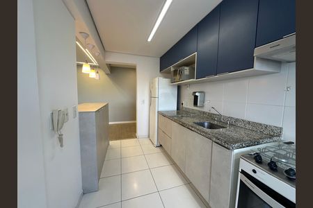 Cozinha de apartamento para alugar com 3 quartos, 74m² em Jardim Tupanci, Barueri