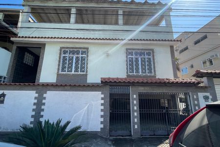 Casa para alugar com 200m², 4 quartos e 1 vaga Casa para alugar com 200m², 4 quartos e 1 vagaFachada